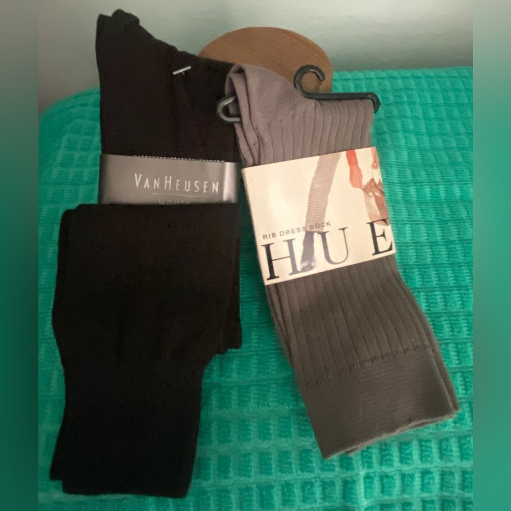 2-NWT-PAIRS OF WOMENS DRESS SOCKS VAN HEUSEN AND HUE - Picture 4 of 13